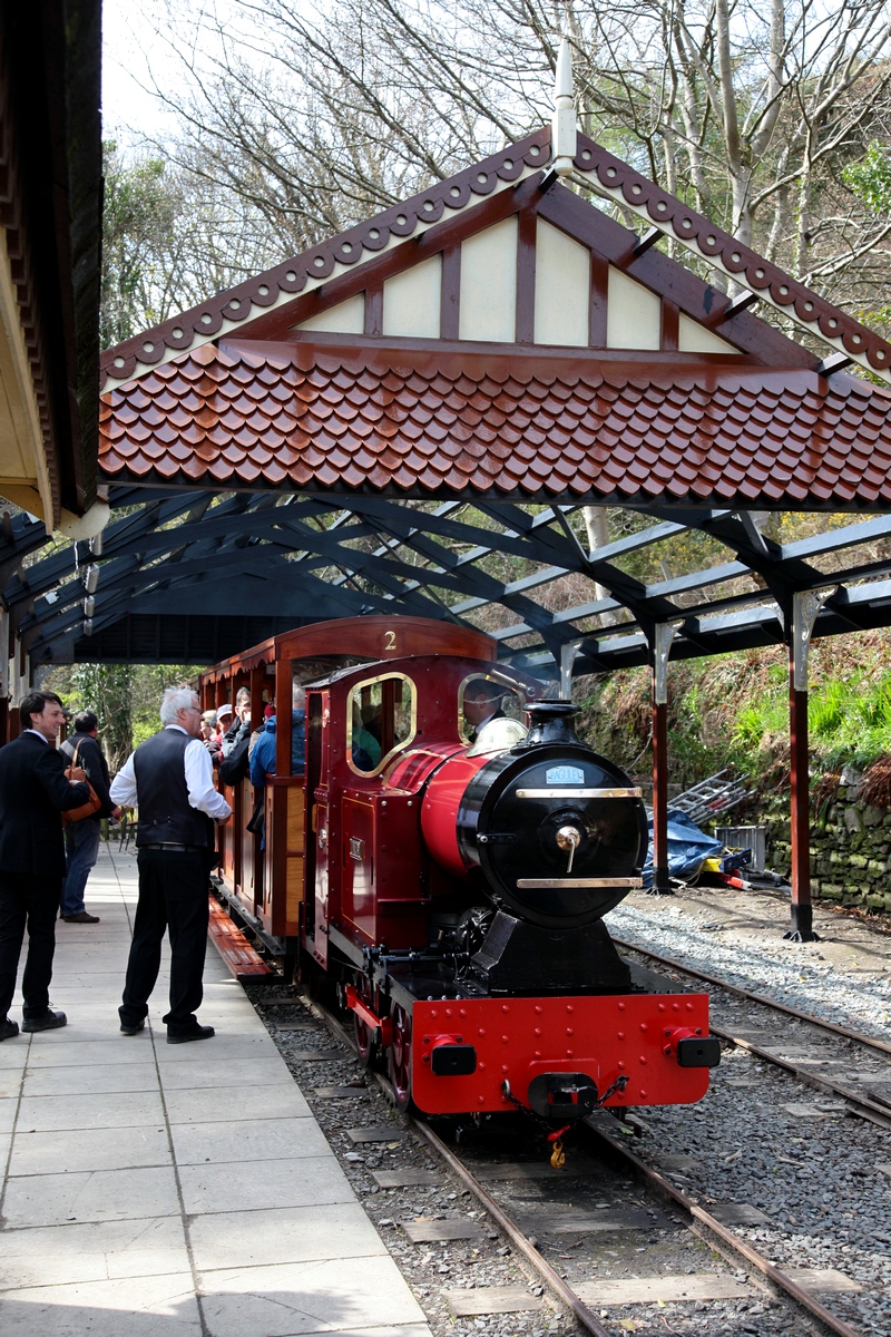 Unser Zug mit der MALTBY steht abfahrbereit in der Station Lhen Coan am 28.04.2018. Die Fahrsaison war zu dem Zeitpunkt noch nicht eröffnet und daher sind auch noch nicht alle Reparaturarbeiten abgeschlossen, wie hier an der Bahnsteigüberdachung.
