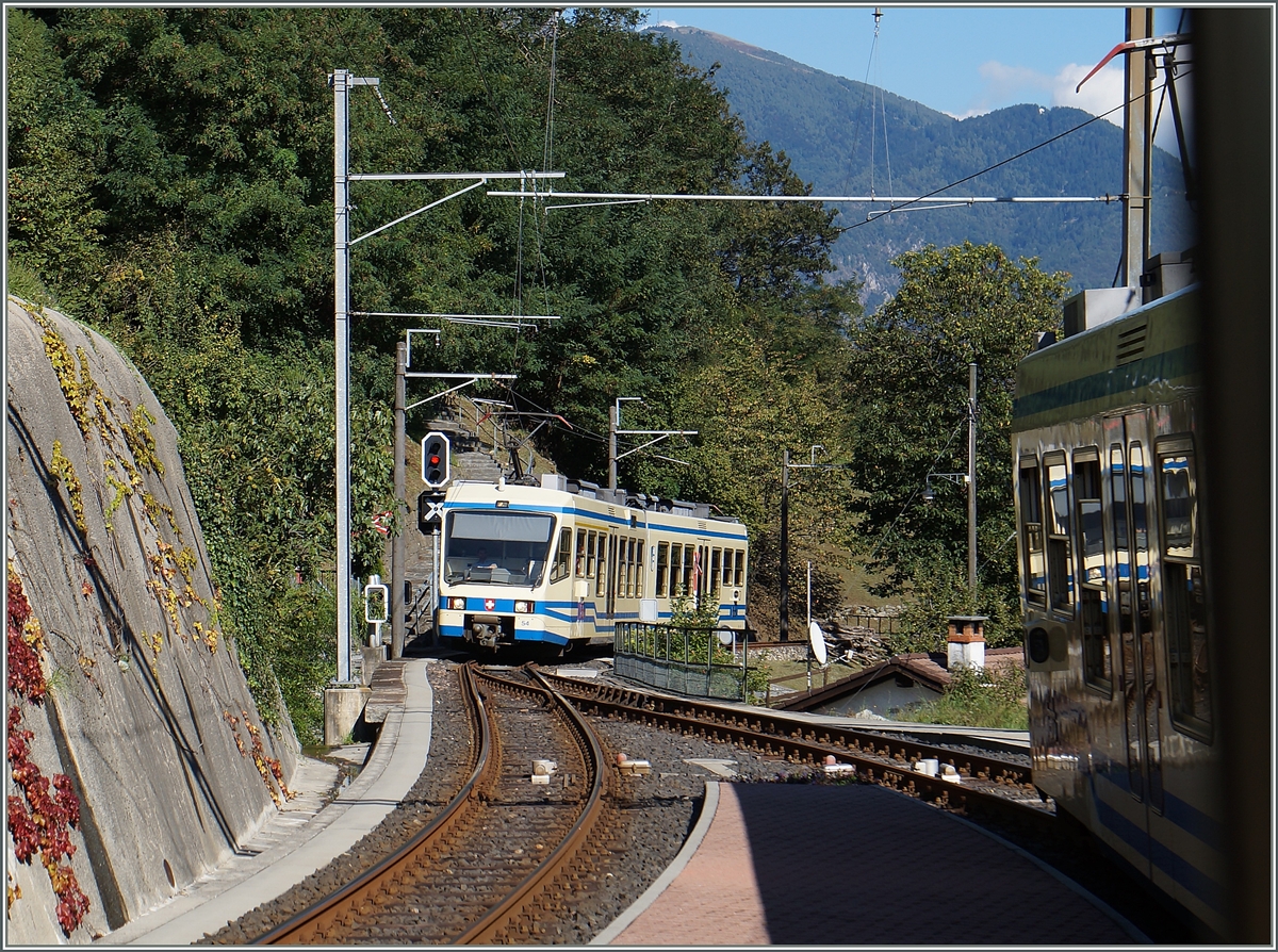 Unser Zug nach Locarno kreuzt in Corcapolo den Gegenzug auf dem Weg nach Camedo.
21. Sept. 2015   