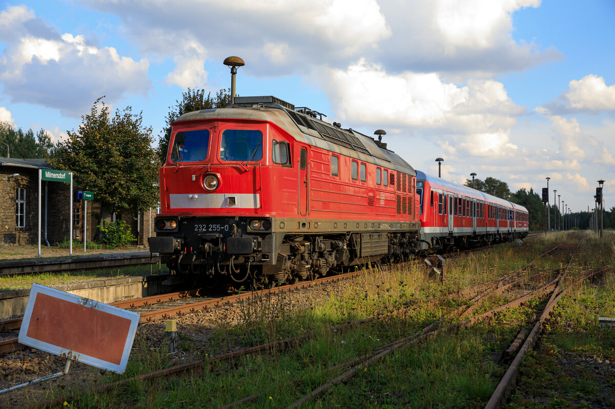 Unsere DB Sonderfahrt stand mit der Zuglok 232 255 im Bahnhof von Milmersdorf zur Kreuzung mit der NEB am 30.09.2022.
