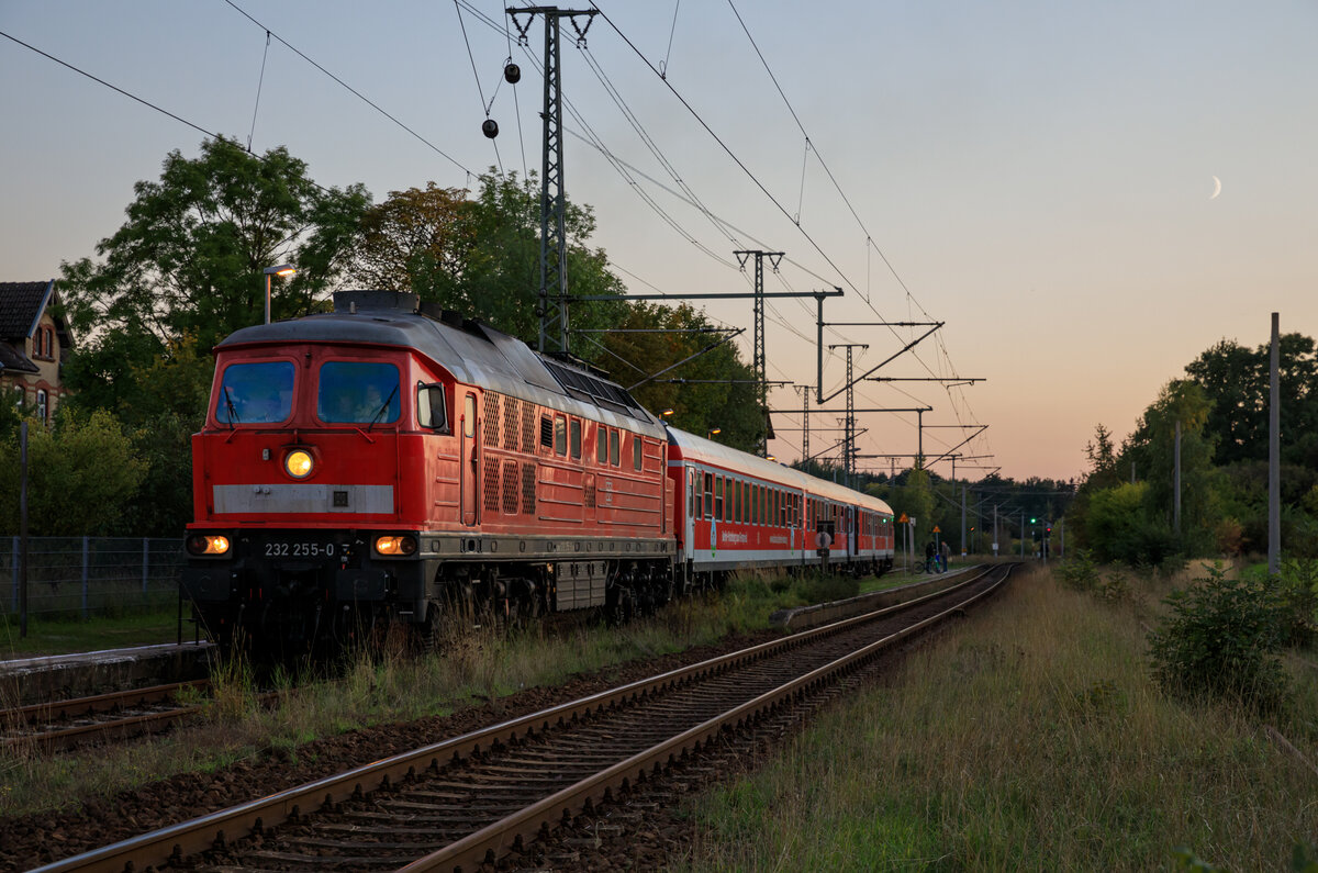 Unsere DB Sonderfahrt stand mit der Zuglok 232 255 im Bahnhof von Blankensee zur Kreuzung mit dem RE5 am 30.09.2022.

