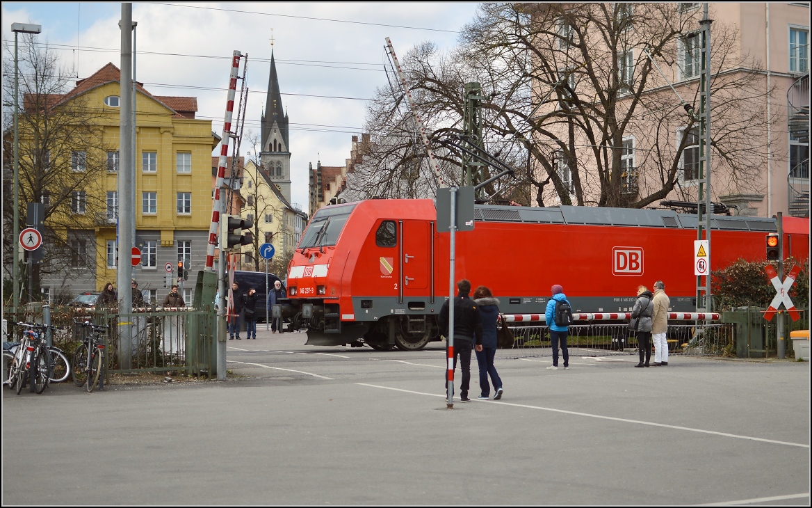 Unsere täglich Bahnübergangsstörung gib uns heute... Die Anzahl der Störungen zwischen Radolfzell und Konstanz wird immer häufiger. Diesmal der Bahnübergang am Konstanzer Konzil, bei dem man einen schönen Einblick auf die Fahrzeuge hat. 146 237-2 bei der Abfahrt Richtung Karlsruhe. März 2016.
