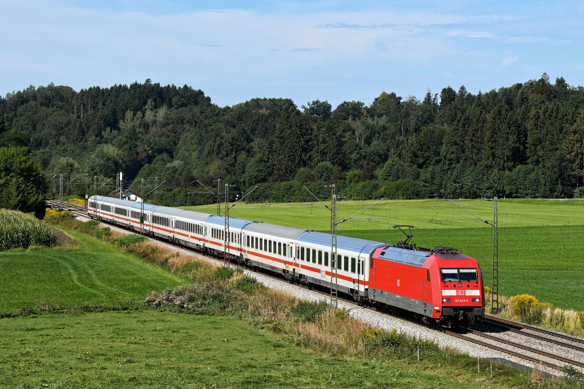 Unspektakulärer Alltag - aber nachdem der lokbespannte Fernverkehr kontinuierlich abnimmt, war mir am 28. August 2020 der von der 101 049 bespannte EC 217 nach Graz ein Bild wert. Entstanden ist das Photo bei Bergham in der Nähe von Bad Endorf.  