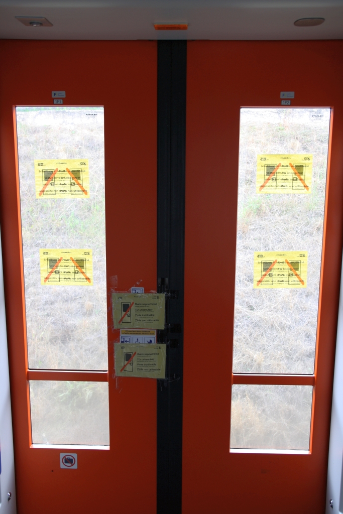 Unten auf den kleinen Scheiben wären noch Platz für die Aufkleber (:-) - Abgesperrte Türe des CD 841 003-7, aufgenommen am 24.August 2019 in der Haltestelle Velke Mezirici zastavka im Os 24960 nach Velke Mezirici.