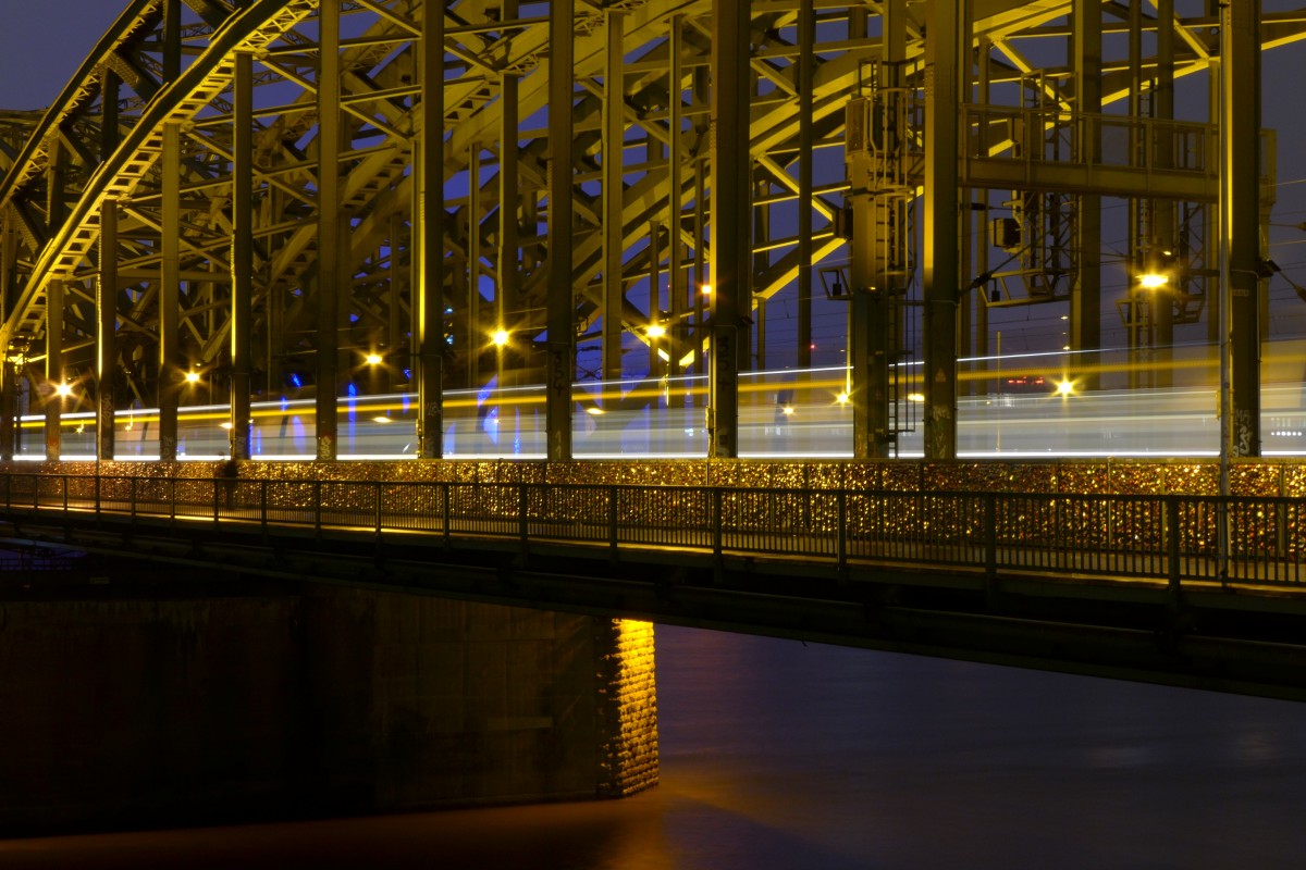 Unten fließt der Rhein, oben fahren die Züge. Teilausschnitt der Hohenzollernbrücke. (20.01.2016)