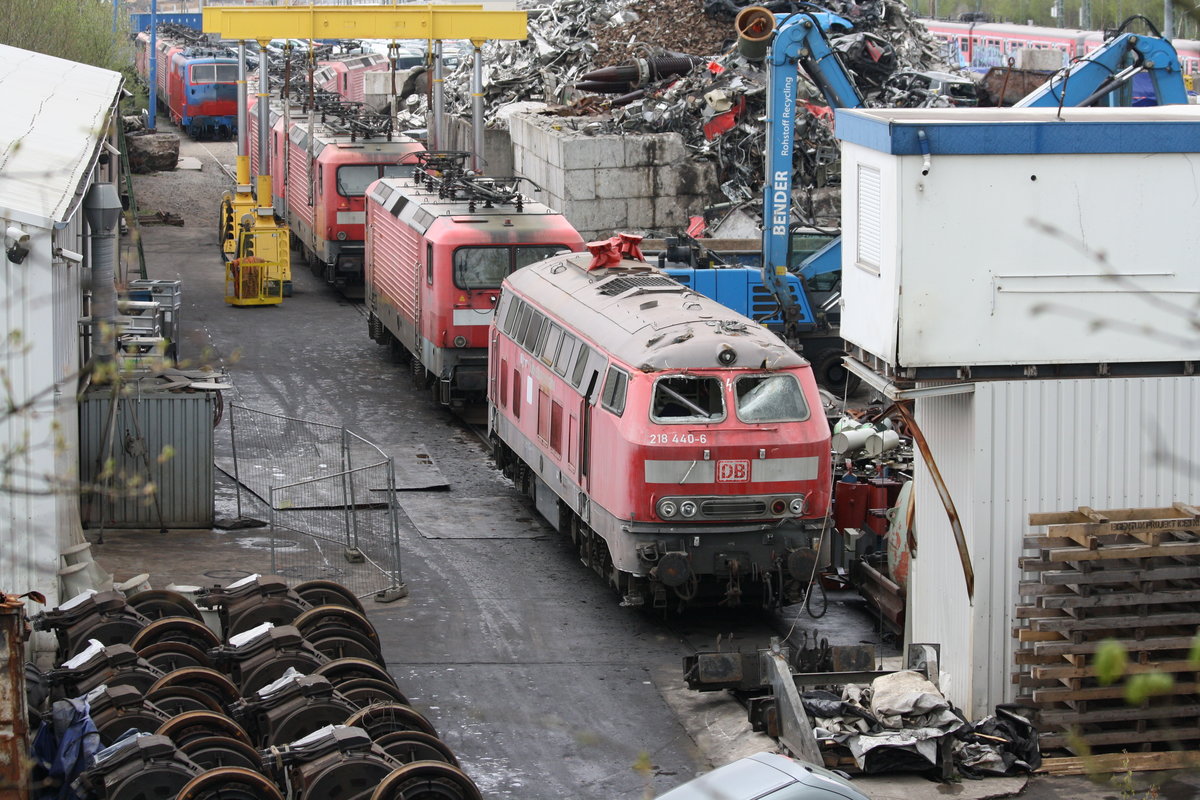 Unter anderem hat 218 440 vor etwas über einem Jahr bei Bender Opladen auf ihr Ende gewartet. Dazu gesellten sich einige Loks der Baureihen 112, 143 sowie eine 111 und ein 420.