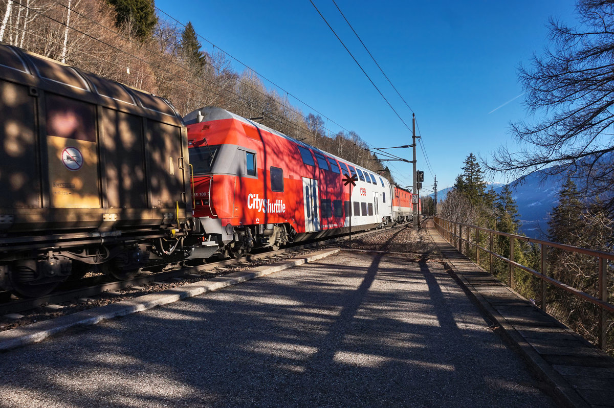 Unter anderem war im Güterzug auch dieser Dosto Steuerwagen (A-ÖBB 50 81 86-33 100-7) eingereiht.
Zugloks waren 1116 056-3  Mohlibert  und 1144 044-5.  Aufgenommen am 15.2.2017 nahe dem Ochenigtunnel, bei Obervellach.