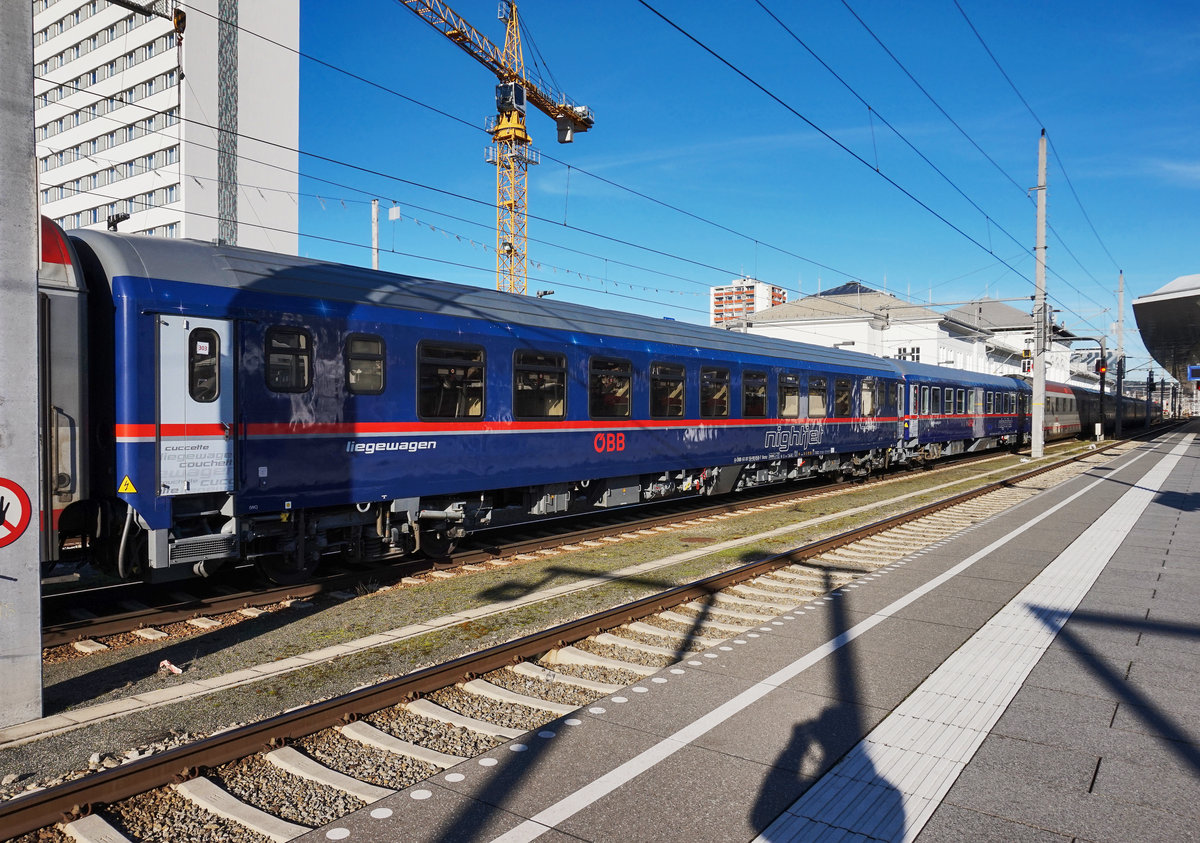 Unter anderem waren im LP 78064 (Wien - München) auch diese zwei, schon im nightjet-Design beklebten Liegewagen eingereiht.
Aufgenommen am 10.12.2016 in Salzburg Hbf.