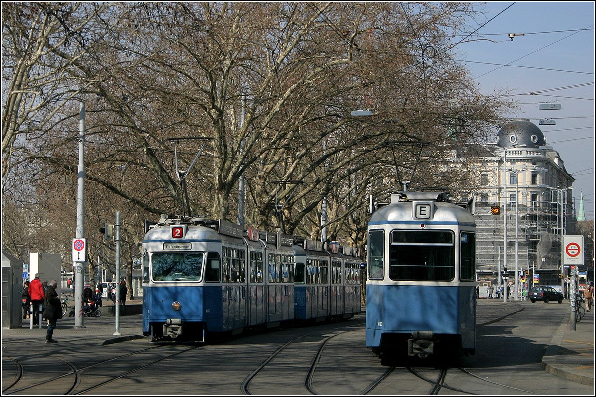 Unter Bäumen -

Zwei Mirage-Trams begegnen sich nahe dem Bellevue-Platz in Zürich.

09.03.2008 (M)