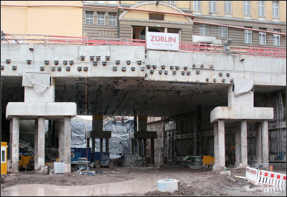 Unter die Bahndirektion geblickt -

Baustelle des nördlichen Gleisvorfeldes unter der alten Bahndirektion. Später wird die Betonplatte durch das Tunnelbauwerk getragen. Die Betonstützen werden dann wieder entfernt, die Züge müssen sich also nicht dazwischen durchschlängeln.

Tage der offenen Baustelle, 05.01.2018 (M)