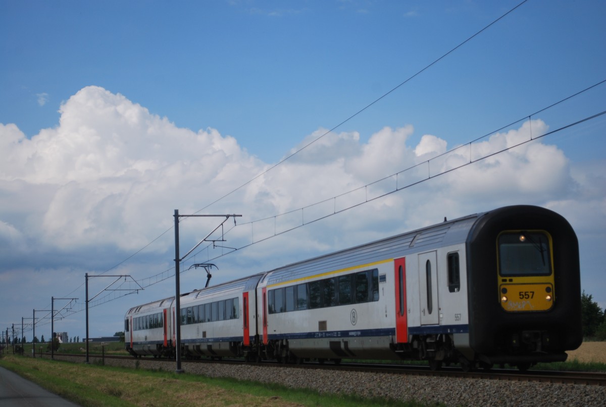 Unter bedecktem Himmel fährt der IR-Zug De Panne-Antwerpen über die Strecke L 73. August 2014.