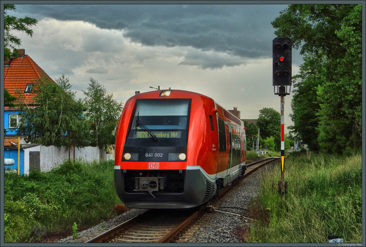 Unter der bedrohlich grummelnden Gewitterfront erreicht 641 002 am 03.06.2020 den Haltepunkt Braunsbedra Ost.