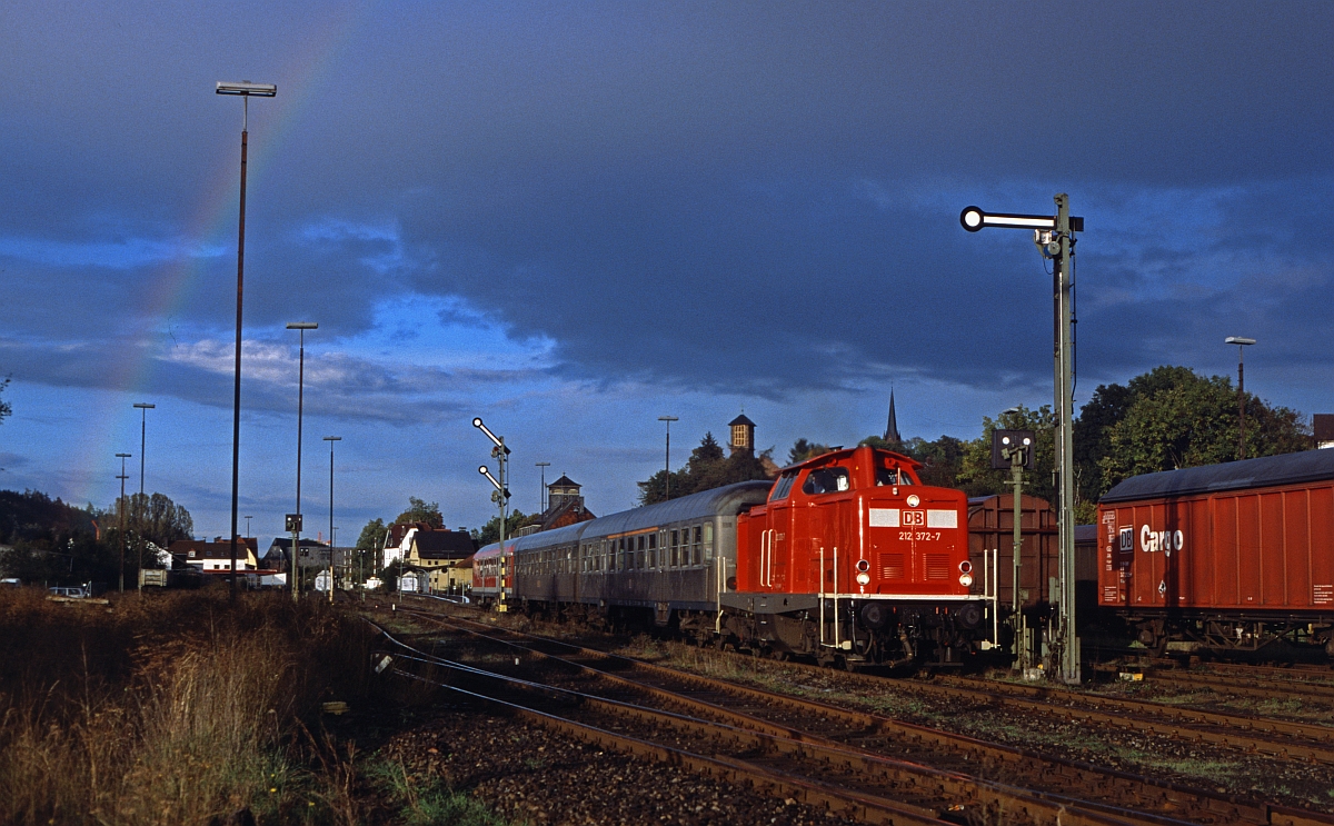 Unter bedrohlichem Himmel verlässt im November 2000 die Gießener 212 372 mit einem Nahverkehrszug nach Marburg den Bahnhof Frankenberg/Eder. Damals lag die Reaktivierung der Strecke Frankenberg-Korbach noch in weiter Ferne.
