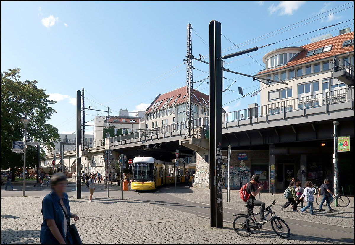 Unter der Berliner Stadtbahn und -

... zwischen zwei Oberleitungsmasten ist eine Felxity Berlin Tram in der Burgstraße beim S-Bahnhof Hackescher Markt zu sehen.

19.08.2019 (M)