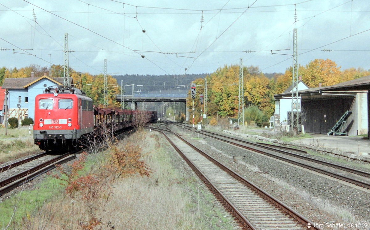 Unter der Brücke der Bundesstraße B 13 lagen die Einfahrweichen des Bahnhofs Lehrberg. 140 382 war dort am 18.10.02 mit Güterzug auf dem Weg nach Süden.