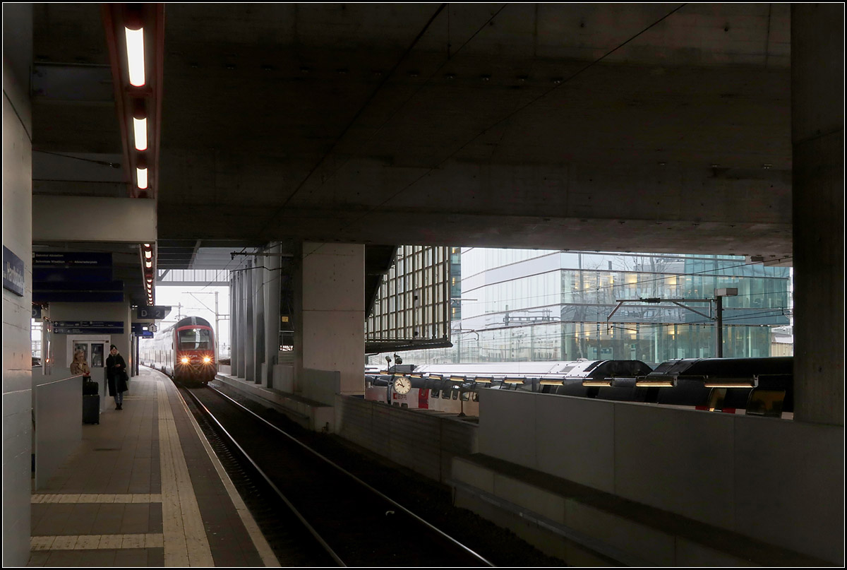 Unter der Brücke -

S-Bahnhof Hardbrücke in Zürich. Hier verzweigen sich die Strecken in Richtung Oerlikon und Altstetten. Die Züge von und nach Oerlikon halten am Mittelbahnsteig (links), die Altstettener Züge an den beiden äußeren, etwas tiefer liegenden Gleisen.

14.03.2019 (M)