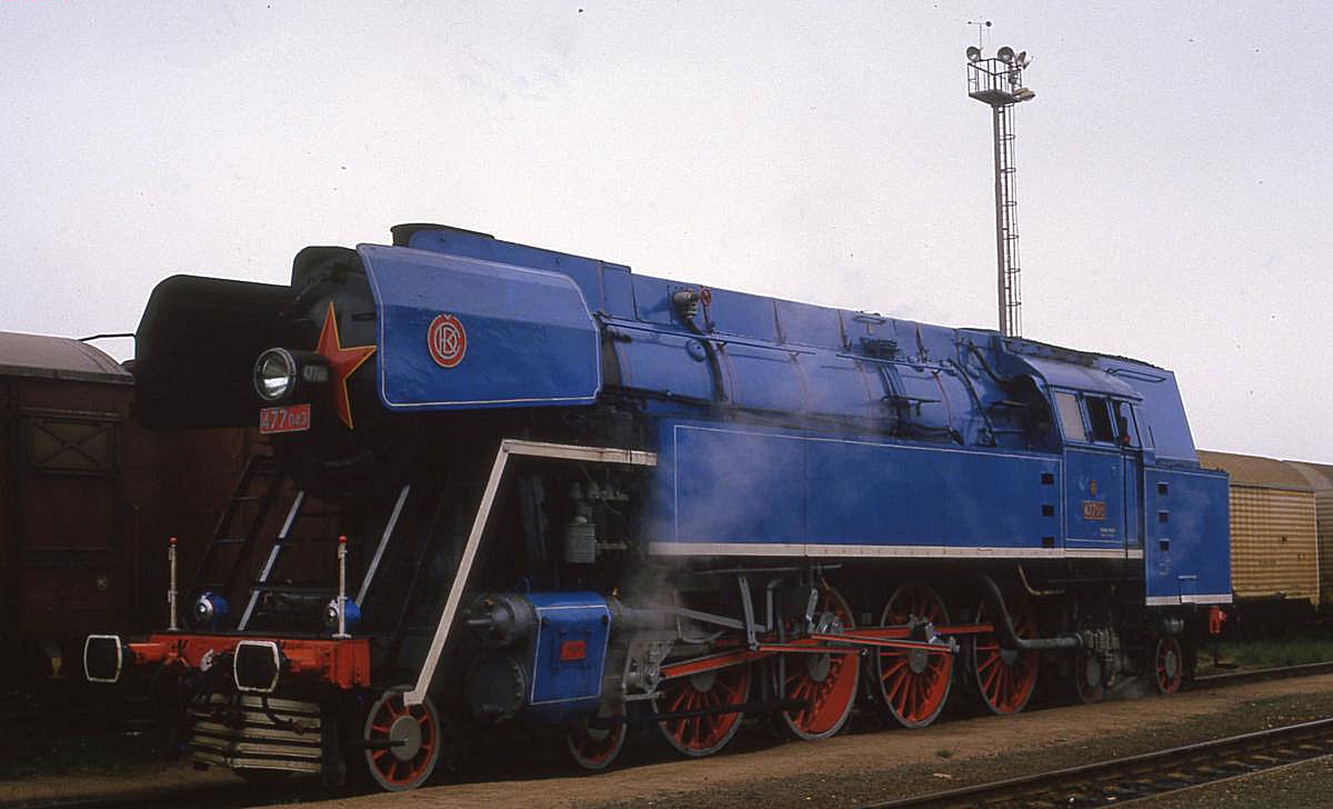 Unter Dampf stehend wartet Tenderlok 477043 im Bahnhof Jaromer am 25.6.1988 auf 
einen Sonderzug, den sie übernehmen soll.