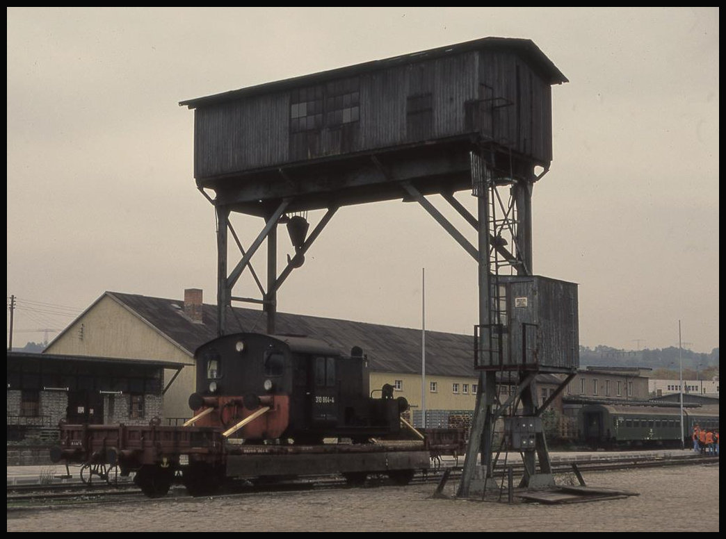 Unter dem Bockkran im BW Saalfeld stand am 9.10.1992 eine interessante Wagenladung. Köf 310864 stand fest verzurrt auf einem Niederbordwagen und stellte somit eine passende Ladeszene dar.