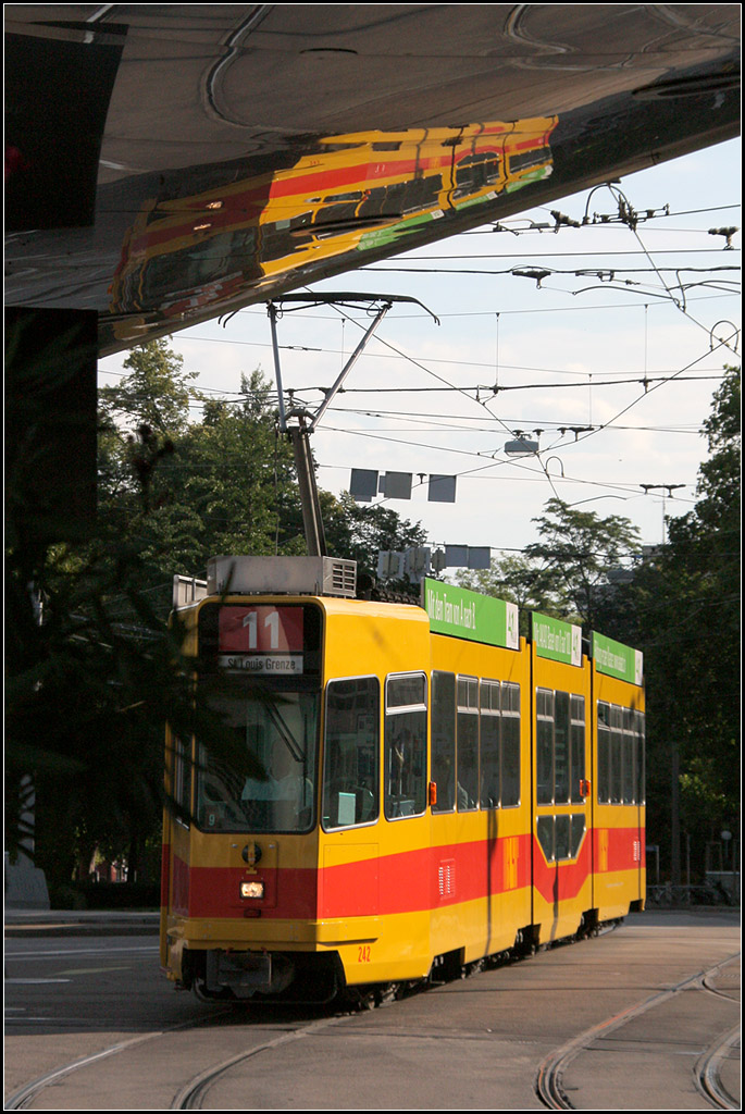 Unter dem Deckenspiegel -

Ein Tram der Linie 11 am Bahnhof Basel SBB.

29.08.2010 (M)