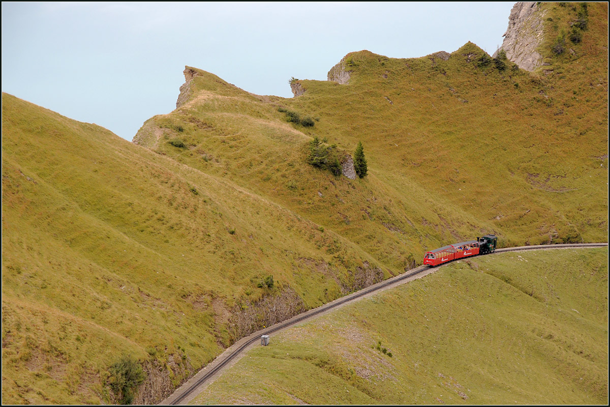 Unter dem Dirrengrind-Grat -

... eine Bahn der Brienzer Rothornbahn und darüber (in Wirklichkeit aber viel tiefer) der Brienzer See, der allmählich zuzieht.

29.09.2013 (J)