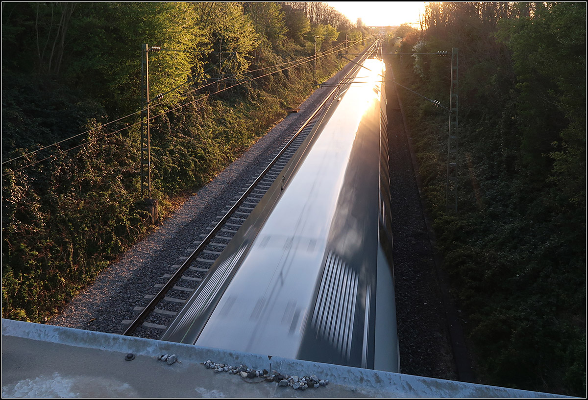 Unter dem gleißenden Licht der tiefstehenden Sonne -

... fährt ein IC2-Zug auf der Remsbahn bei Rommelshausen in Richtung Stuttgart.
Im Vergleich zu N-Wagen, die ich hier auch schon bei ähnlichen Lichtverhältnissen fotografiert habe, sind die IC-Dosto-Wagen sehr glattflächig.

15.04.2020 (M)

