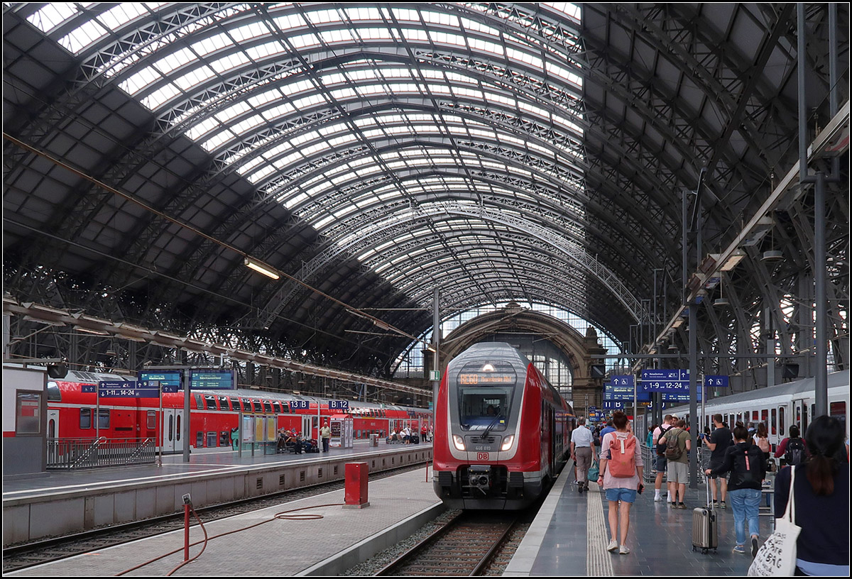 Unter dem Hallendach -

.... stehen doppelstöckige Regionalzüge im Frankfurter Hauptbahnhof bereit.

27.07.2019 (M)