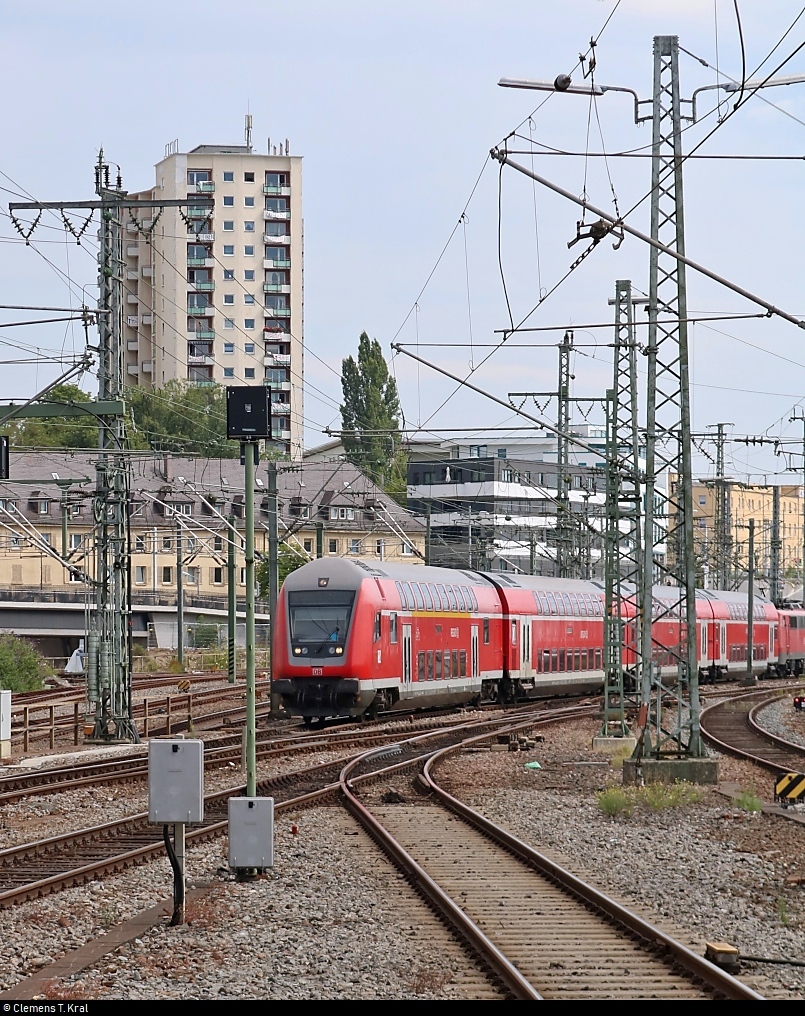 Unter dem Hochhaus...
... erreicht DABpbzfa mit Schublok 111 074 von DB Regio Baden-Württemberg als verspätete RB 19967 von Heilbronn Hbf ihren Endbahnhof Stuttgart Hbf auf Gleis 3.
[16.7.2018 | 10:56 Uhr]