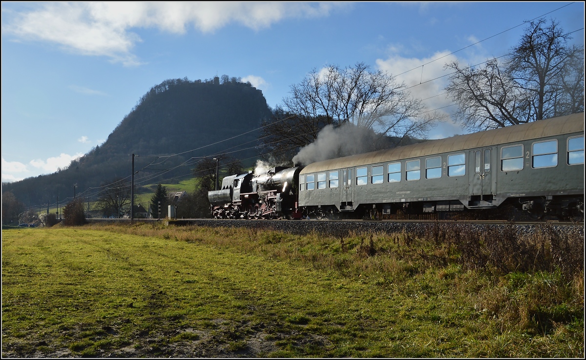 Unter dem Hohentwiel präsentiert 52 7596 zumindest beim Nachschuss ihren Kessel. Dezember 2014.