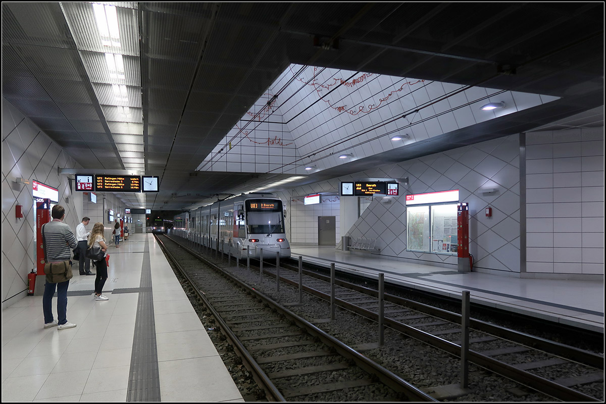 Unter dem Kirchplatz von St. Peter -

U-Station Kirchplatz der Düsseldorfer Wehrhahnlinie. Die Architektur der neuen Stationen wirkt wie aus einem Guß, aber jeder Station hat dennoch ihr eigenes Gepräge. 
Über die Öffnung in der Deck fällt Tageslicht in die Station, und dies durch eine verglasten Wand am Treppenaufgang zur Oberfläche. 

14.08.2018 (M)