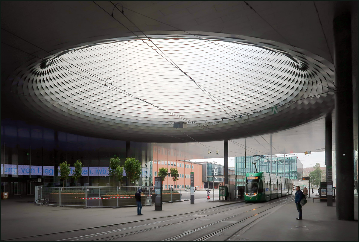 Unter dem Loch -

... eine Straßenbahnhaltestelle. Haltestelle Messeplatz in Basel.

07.03.2019 (M)