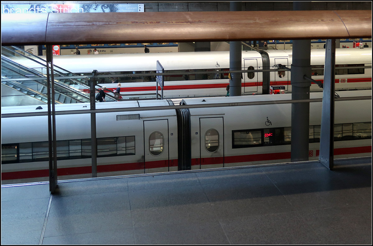 Unter dem Lümmelbrett die Züge -

Blick durch das transparente Gelände in die untere Ebene des Berliner Hauptbahnhofes.

19.08.2019 (M)