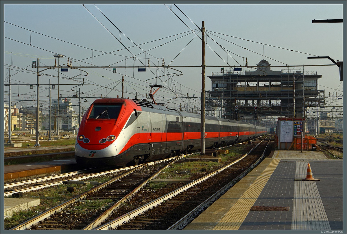Unter dem markanten Stellwerk A hindurch rollt ETR 500 016 am 21.09.2018 in den Bahnhof Milano Centrale ein.