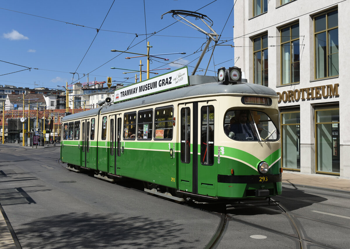 Unter dem Moto  Oster-Bim  pendelte der ehemalige Wiener E1 4706, und in Graz als Triebwagen 293 nummeriert, zwischen dem Jakominiplatz und Mariatrost hin und her, und wurde dabei von mir am Ostersonntag vor dem neu gestaltetem Dorotheum fotografiert.