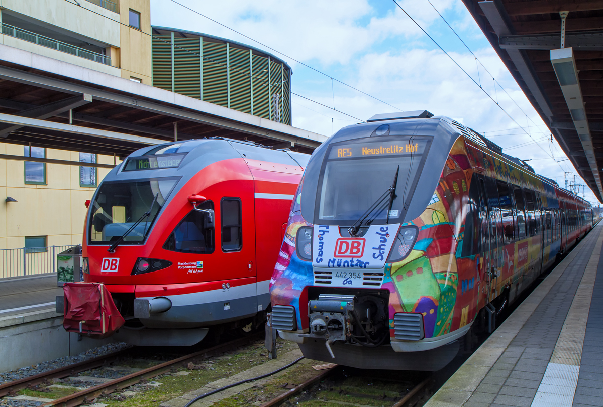 Unter dem Motto „Erlebe Rostock-die Stadt am Meer“ wurde der Triebwagen von Güstrower Schülern (s.Front d. Triebwagens) legal bemalt. Hier im Vergleich zwischen dem bunt gestalteten DB Regio Talent 2 und einem DB Regio roten Flirt in Stralsund. - 29.02.2016