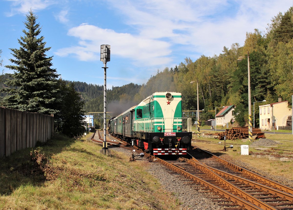 Unter dem Motto  Mit der Eisenbahn auf den Spuren Karl IV.  fuhren am 19.09.20 Sonderzüge zwischen Hřebeny und Kraslice. Hier zu sehen T435 1045 und 475 111 in Olovi.