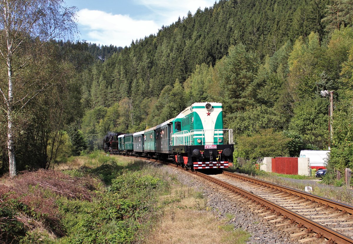 Unter dem Motto  Mit der Eisenbahn auf den Spuren Karl IV.  fuhren am 19.09.20 Sonderzüge zwischen Hřebeny und Kraslice. Hier sind T435 1045 und 475 111 bei Olovi zu sehen.