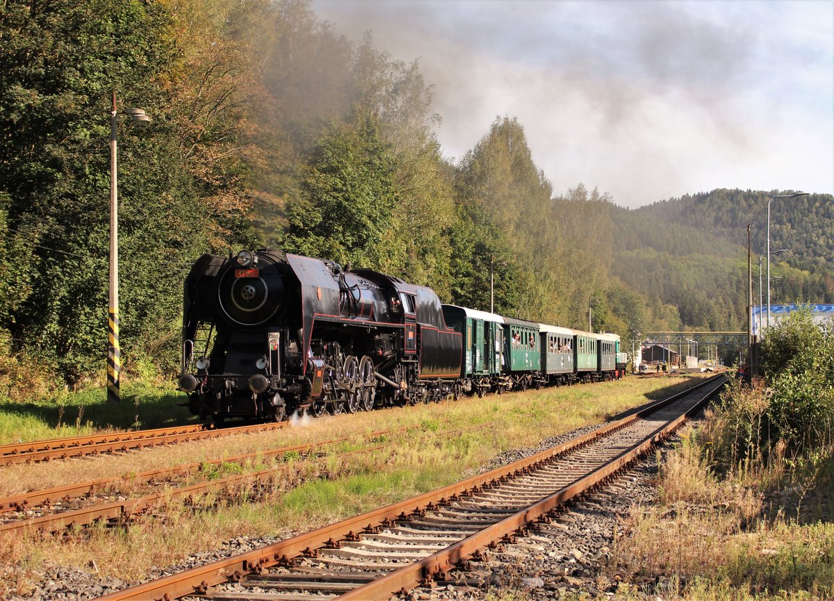 Unter dem Motto  Mit der Eisenbahn auf den Spuren Karl IV.  fuhren am 19.09.20 Sonderzüge zwischen Hřebeny und Kraslice. Hier zu sehen 475 111 mit T435 1045 in Olovi.