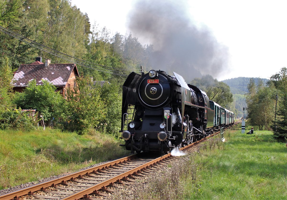 Unter dem Motto  Mit der Eisenbahn auf den Spuren Karl IV.  fuhren am 19.09.20 Sonderzüge zwischen Hřebeny und Kraslice. Hier zu sehen 475 111 mit T435 1045 in Olovi.