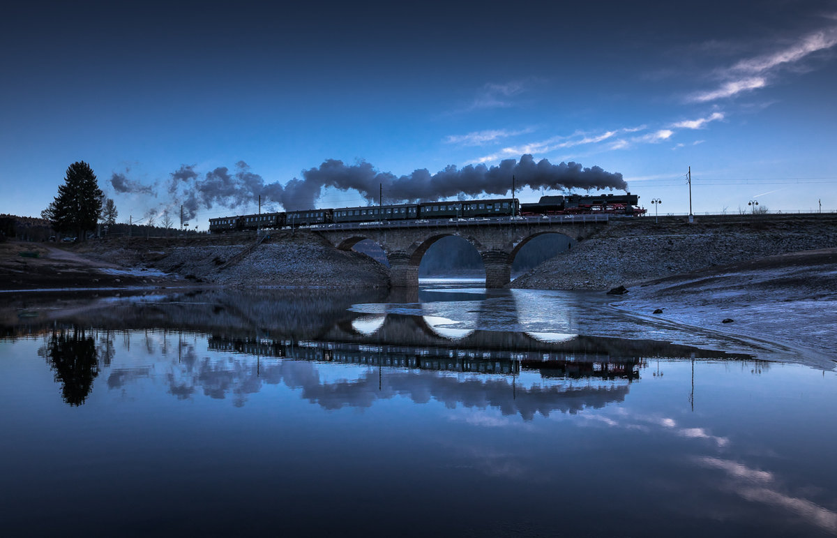 Unter dem Motto  Winterdampf im Hochschwarzwald - Ein Traum von Schnee und Dampf  fuhr 52 7596 mehrmals über die Dreiseenbahn (28.12.16.1.1.17). Das mit dem Schnee lassen wir mal umkommentiert. Dafür hatte es tief blauen Himmel. 
Zu diesem Winterdampf fuhr die Dampflok erstmals bergwärts Tender voraus. Somit waren ein Paar neue Perspektiven möglich. Der letzte talwärts fahrende Zug bei Schluchsee am 28.12.2016