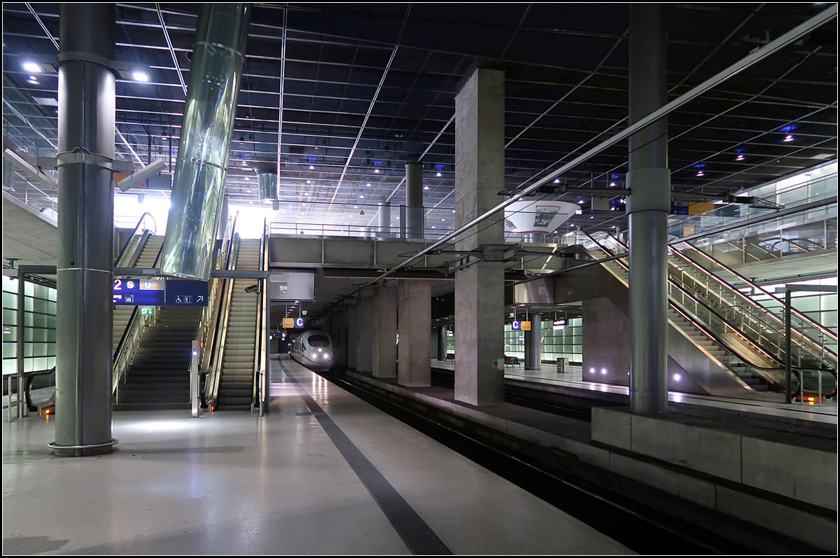 Unter dem Potsdamer Platz -

ICE-Durchfahrt im unterirdischen Bahnhof Potsdamer Platz in Berlin. Im Verhältnis zum Querschnitt des viergleisigen Bahnhofes ist die Strinfläche des ICE 3 doch sehr gering.

22.08.2019 (M)