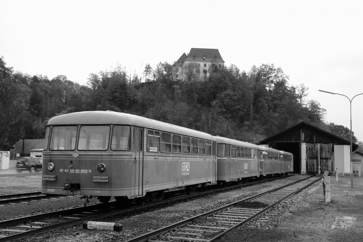 Unter dem Schloss Burgstall wartet ein Zug aus Ürdinger Schienenbussen auf seine nächsten Einsätze. Wies Eibiswald am 13.September 2014