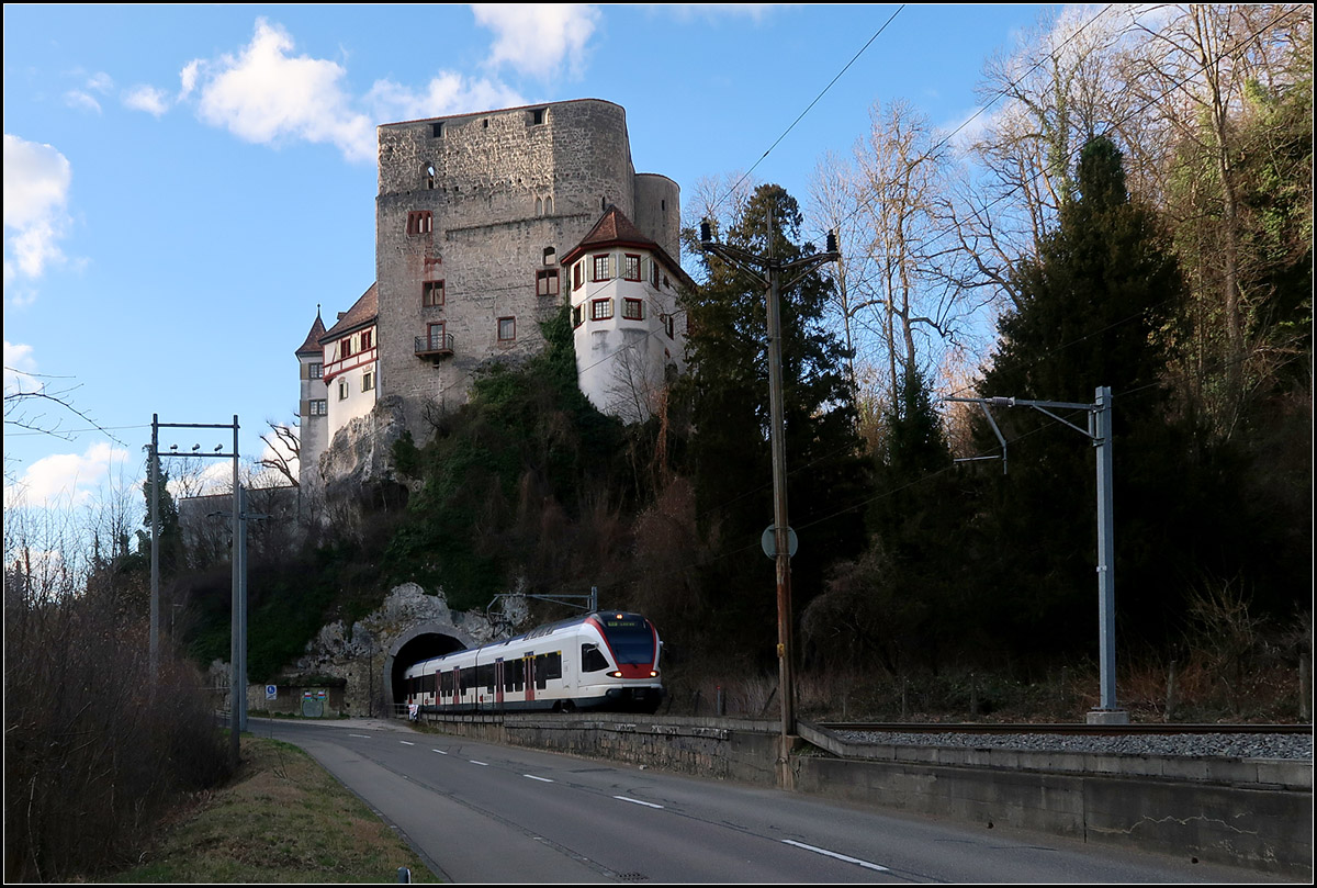 Unter dem Schloss ein Bahntunnel -

Schloss Angenstein bei Asch und darunter ein Flirt-Triebzug der Basler S-Bahn auf der Fahrt talaufwärts. 

03.07.2019 (M)