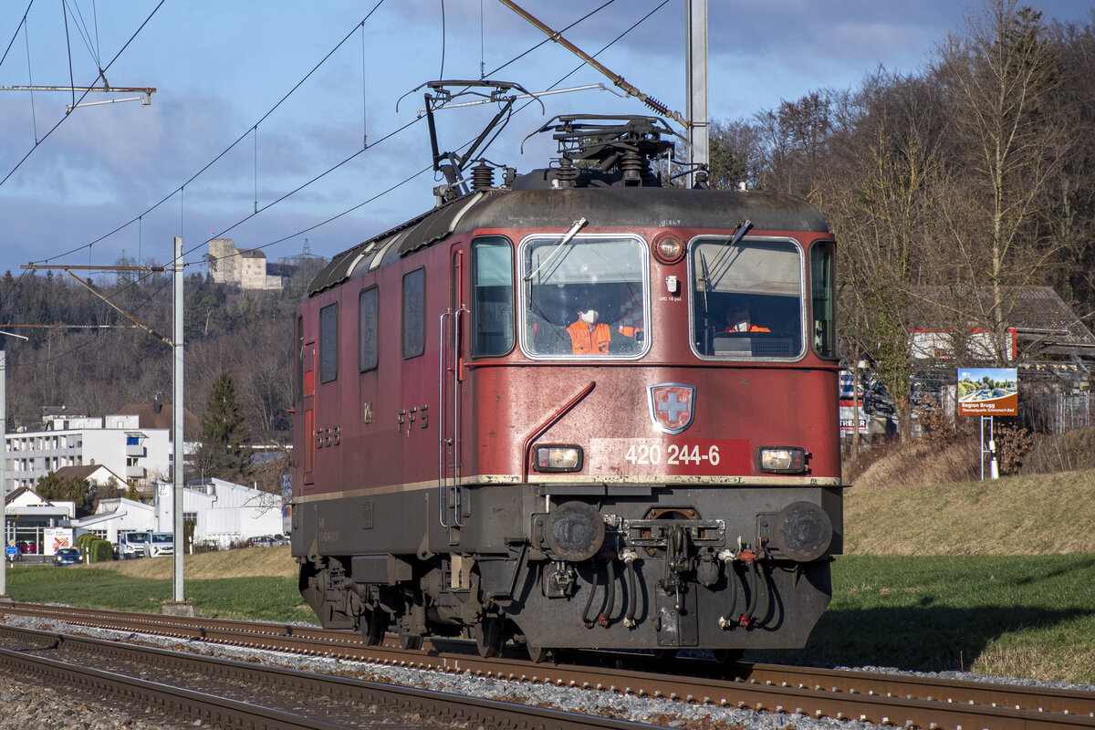 Unter dem  Schutz  der Habsburg ist Re 420 244-6 als Lokzug nach Wildegg AG unterwegs, aufgenommen am Nachmittag des 17.01.2022.