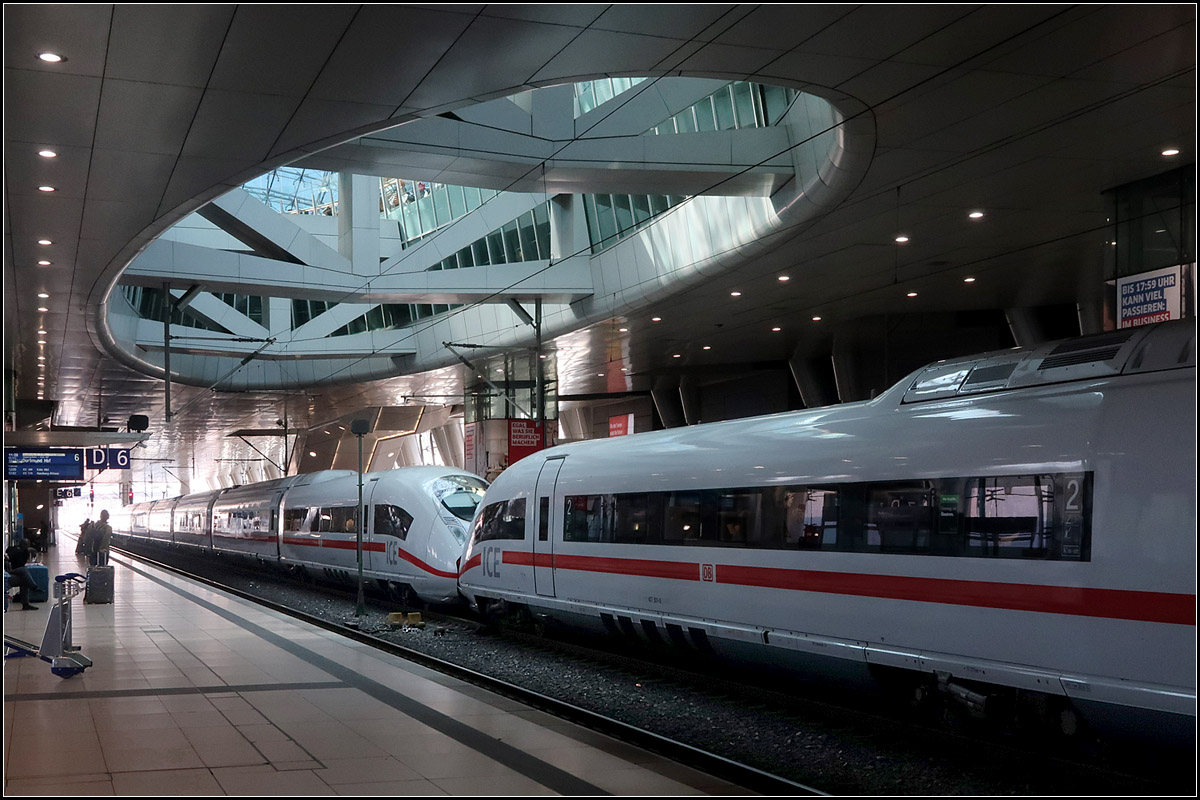 Unter dem schwebenden Loch -

Velaro D im Flughafenbahnhof von Frankfurt am Main.

08.04.2018 (M)