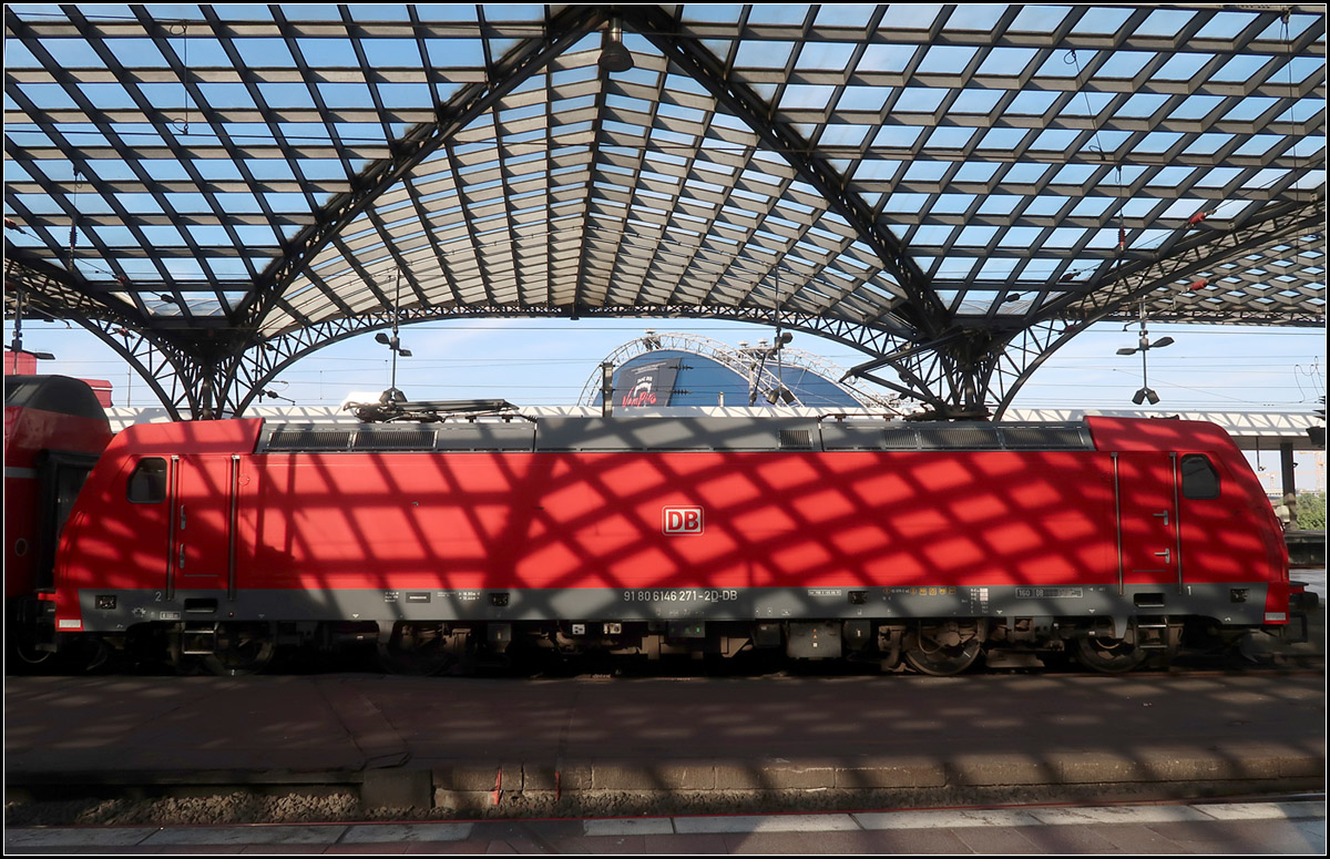 Unter dem stählernen Netz -

Eine Lokomotive der Baureihe 146 im Hauptbahnhof von Köln.

18.08.2018 (M)