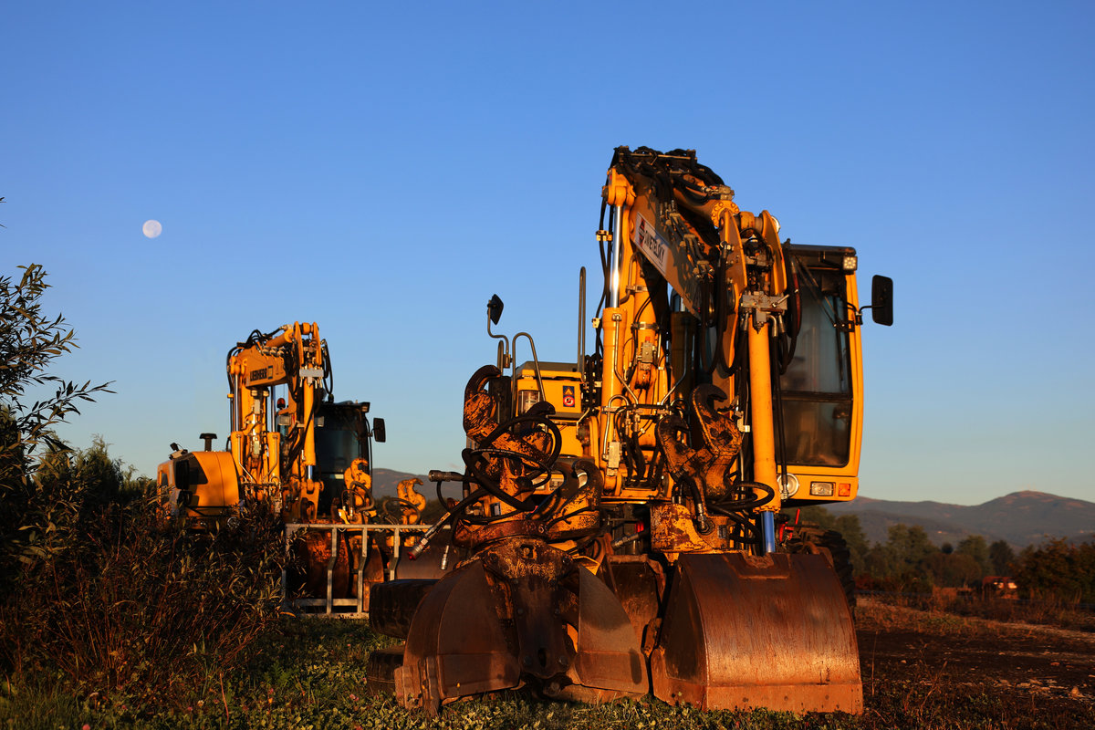 Unter dem Vollmond warten 2 Gleisbagger nächst der ehemaligen Sulmtalbahn auf Ihre weitere Arbeit. 
7.10.2017