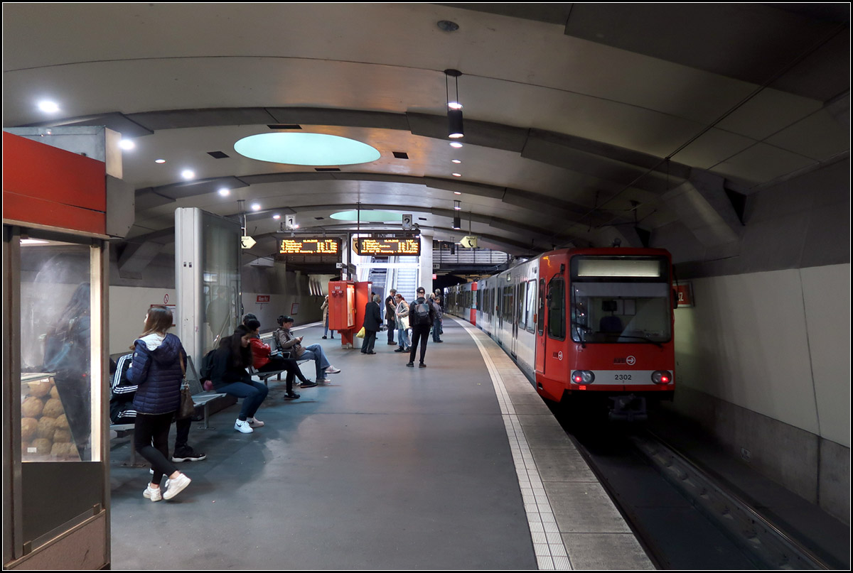 Unter dem Wiener Platz in Köln-Mülheim -

Blick auf den Bahnsteig des U-Bahnhofes Wiener Platz. Hier verkehren die Linien 13 und 18.

16.10.2019 (M)