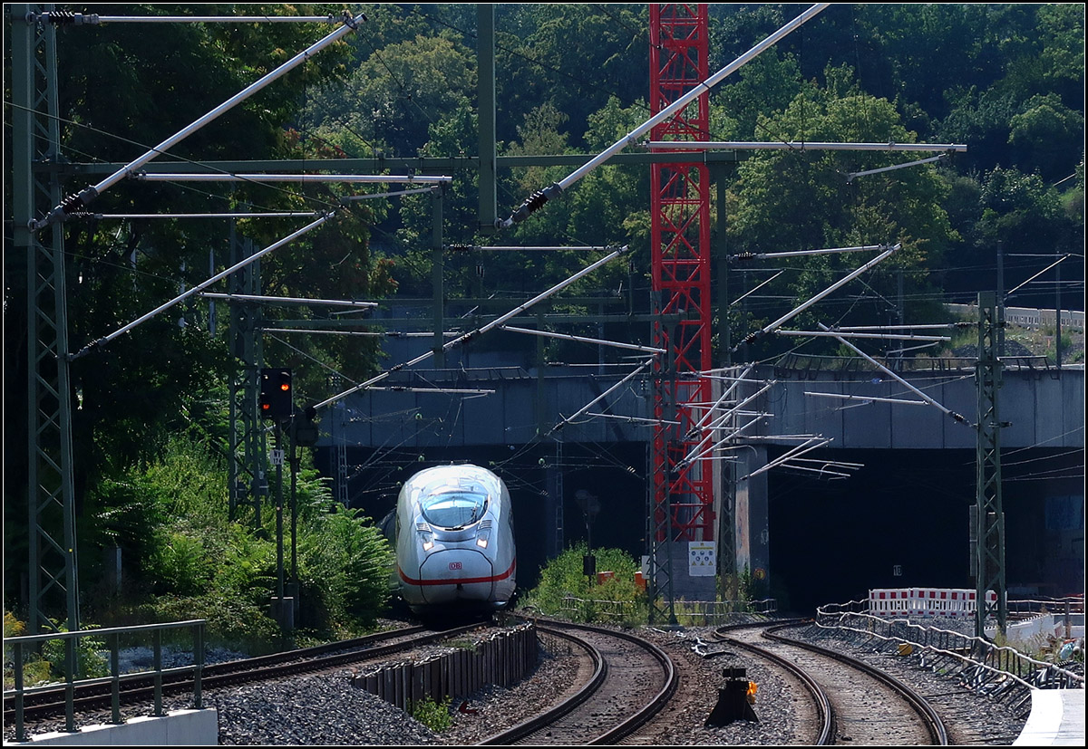 Unter dem Zick-Zack -

...der Ausleger verlässt ein Velaro D den Pragtunnel am Bahnhof Stuttgart-Feuerbach. Eine Etage tiefer wird in Zukunft etwa am Fotostandpunkt in den neuen Tunnel direkt zum Hauptbahnhof eingefahren. Die beiden Röhren sind schon durchschlagen, das Baufeld für die Rampe wird jetzt vollends frei gemacht. 

07.08.2018 (M)