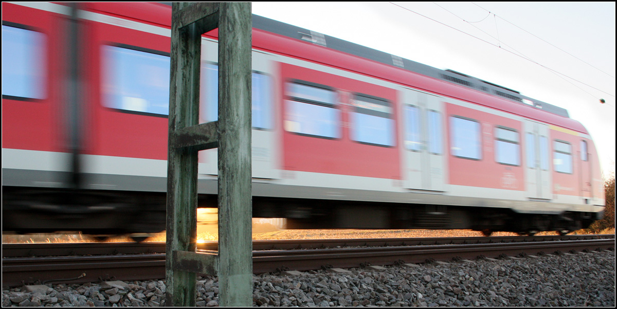Unter dem Zug das Gold -

Eine S-Bahn auf der Linie 2 nach Schorndorf bei Weinstadt-Endersbach auf der Remsbahn.

29.11.2016 (M)