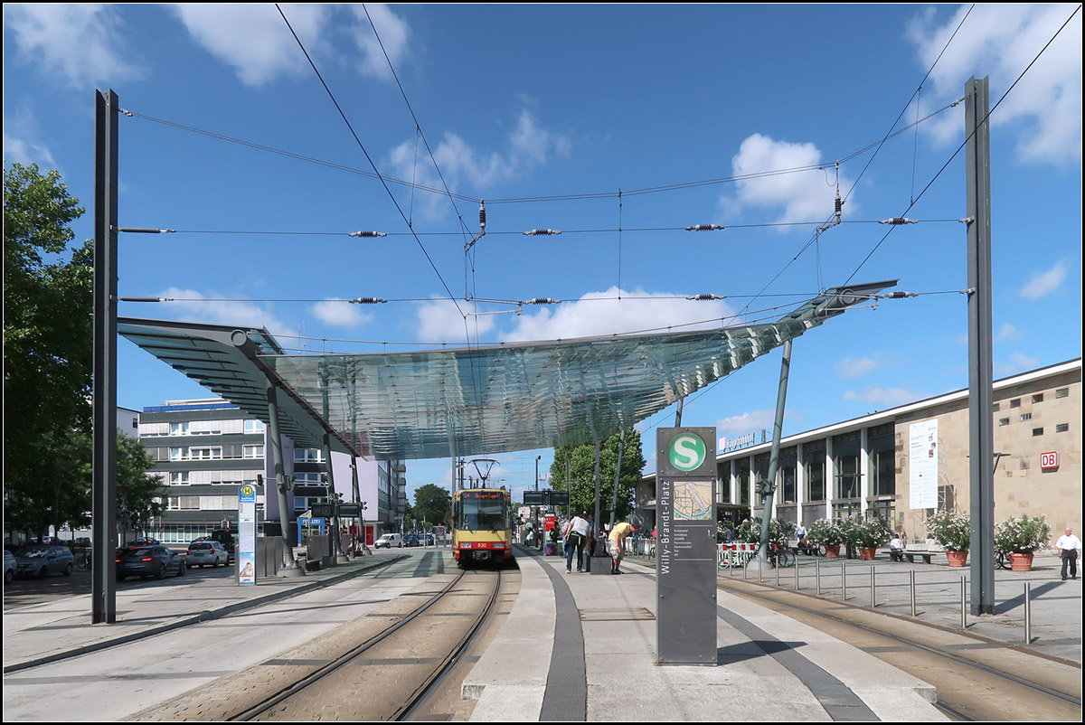 Unter einem großen Glasdach -

... hält die Stadtbahn vor dem Heilbronner Hauptbahnhof.

13.07.2017 (M)
