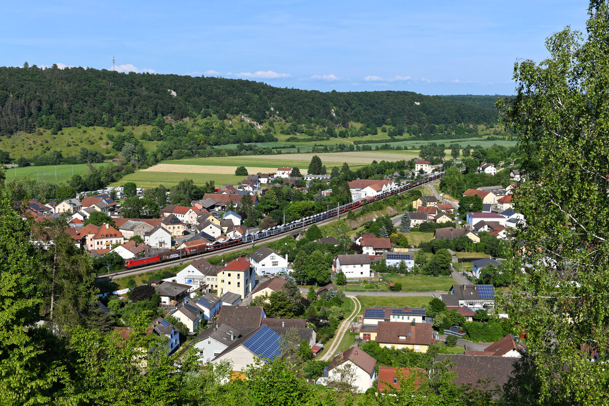 Unter Eisenbahnfreunden ist der Ort Dollnstein im Naturpark Altmühltal wohlbekannt. Dieser Blickwinkel auf den kleinen oberbayrischen Markt dürfte jedoch weniger geläufig sein. Am 02. Juni 2023 nahm ich von einer Anhöhe die Durchfahrt der 187 172 mit einem gemischten Güterzug auf.  
